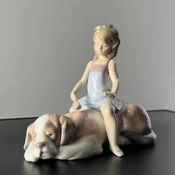 LLADRO 6229 CONTENTED COMPANION Porcelain Figurine Girl Brushing Dog - Picture 1 of 12